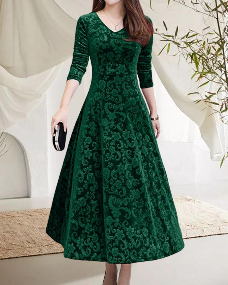 Elegantes Samtkleid Mit Langen Ärmeln